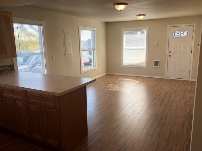 Primary Photo - 4128 W F St