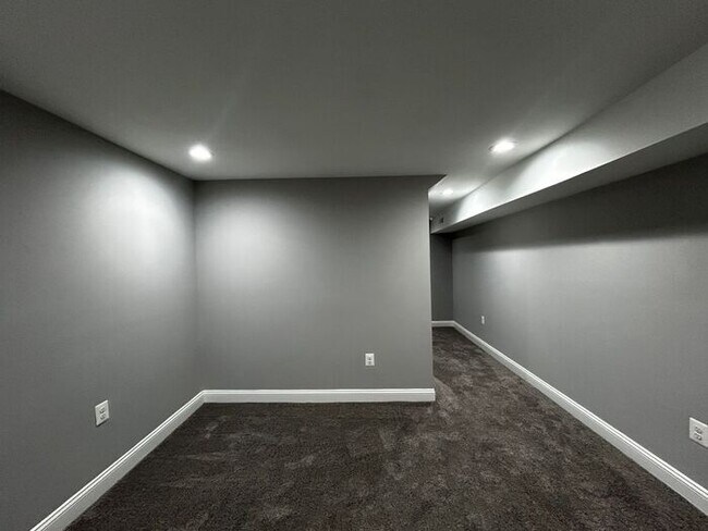 Building Photo - 3 Bedrooms Plus den