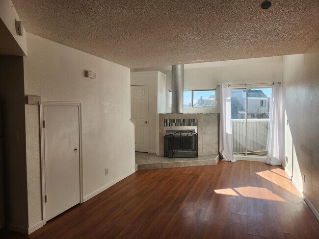 Building Photo - Cozy Split-level Condo with a Private Balcony!
