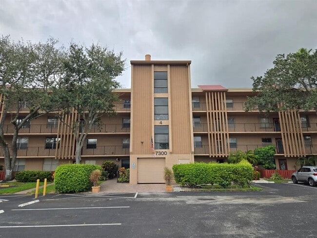 Building Photo - 7300 Lake Cir Dr