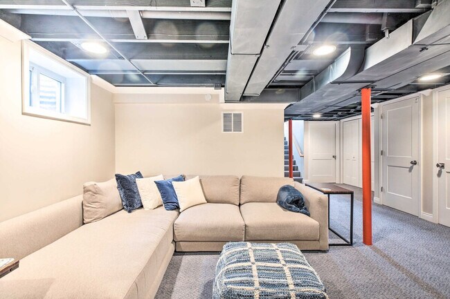 Building Photo - 696 Crescent Blvd