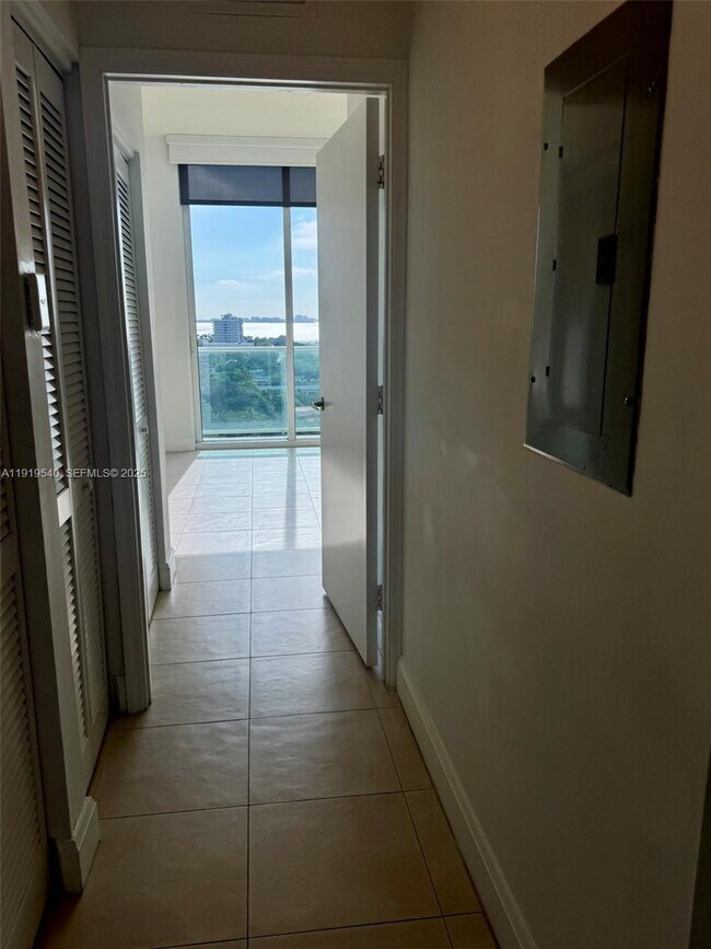 Building Photo - 2525 SW 3rd Ave