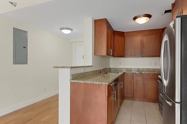 Building Photo - LOVELY 2 BEDROOM/2BATH