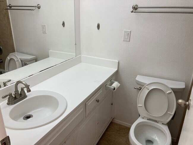 Bath 3 - 6455 La Jolla Blvd