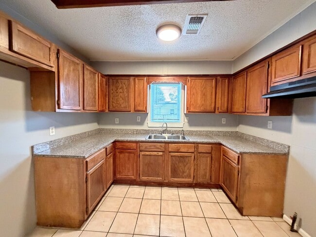 Building Photo - Cozy 3 Bedroom Home Ready for Move In!!