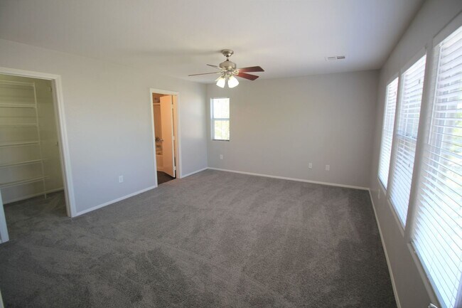 Building Photo - Fantastic 3bed/2.5 bath in Southwest ready for immediate move-in!