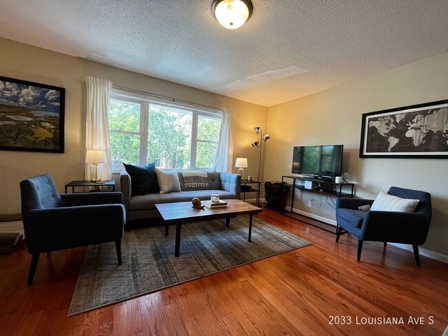 Building Photo - 3br 1ba ~ Security Deposit Free Alternativ...