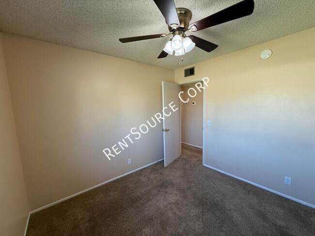 Building Photo - 39642 Country Club Dr