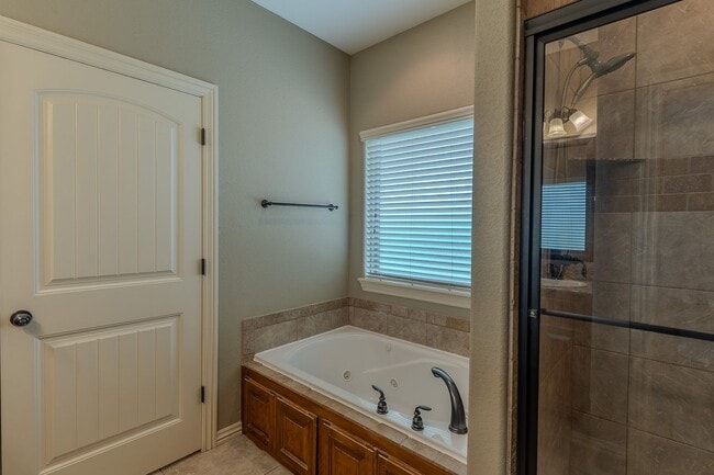 Building Photo - 4 BR Farmington Home!