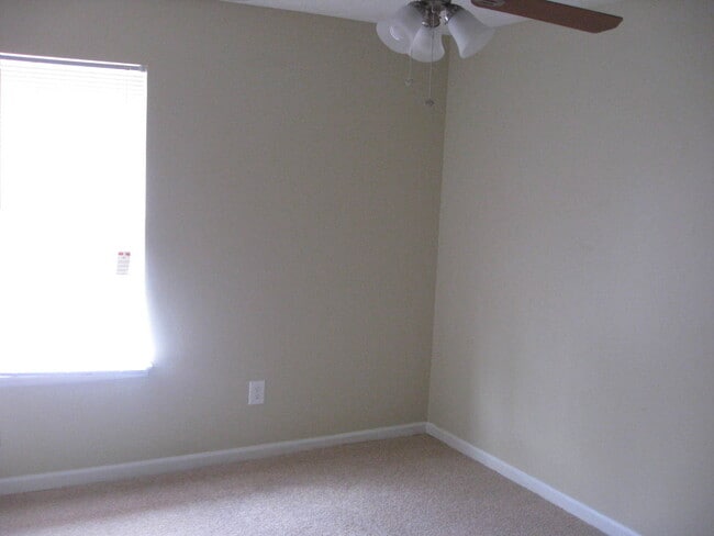 Building Photo - Awesome Split-Level In Kid-Friendly Neighb...