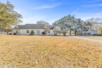 Building Photo - 1401 E Bayou Pkwy