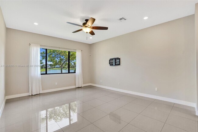 Building Photo - 10590 Mira Vista Dr
