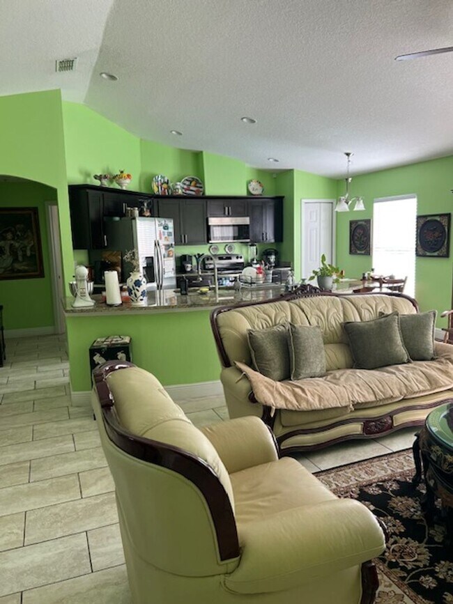 Building Photo - 197 Maple Dr