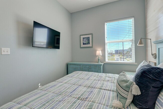 Building Photo - 1624 Eleventh Street-SI ID1023226P