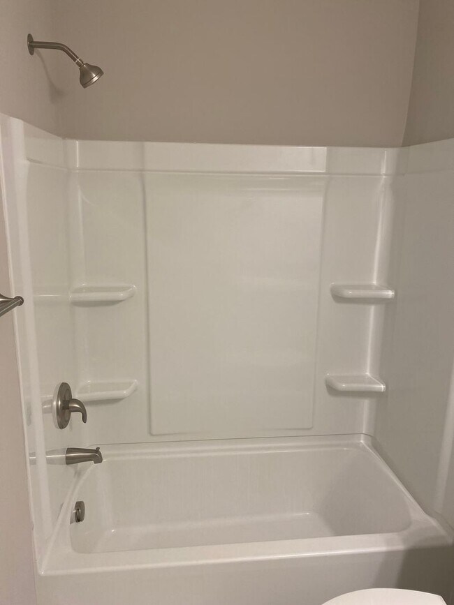 Building Photo - Beautiful 3 bedroom 2.5 bathroom home in C...