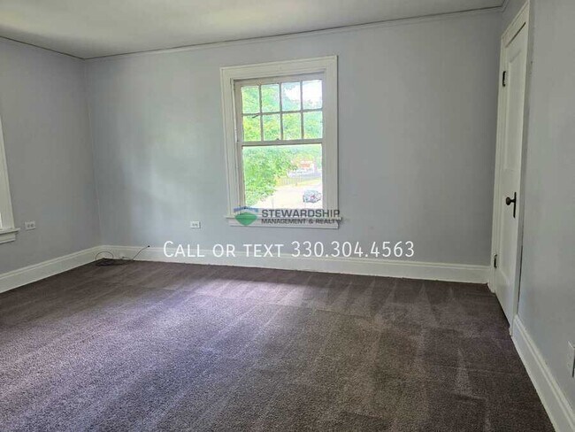 Building Photo - 104 6th St NE