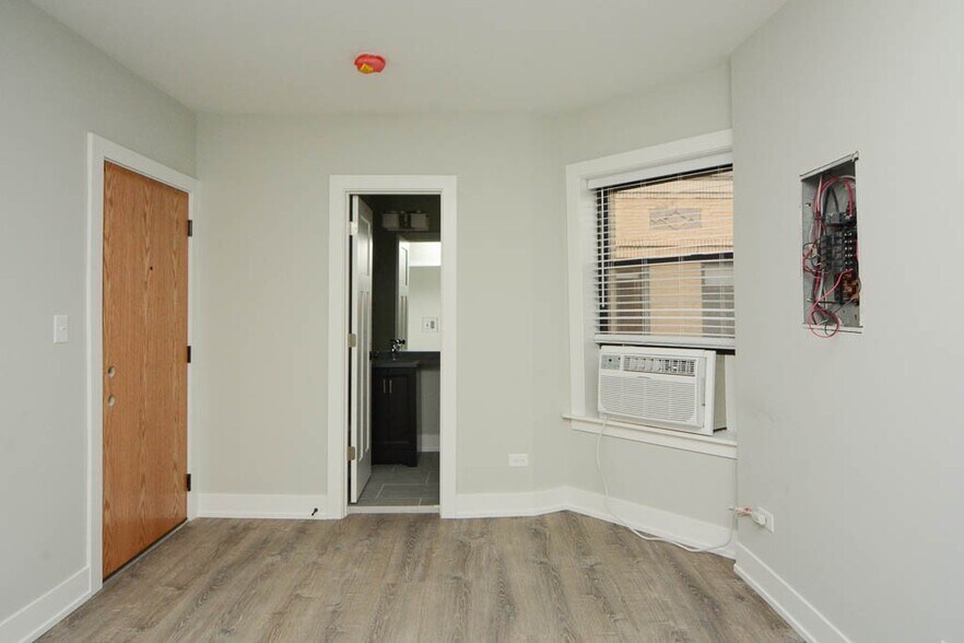 Building Photo - 533 W Belden Ave