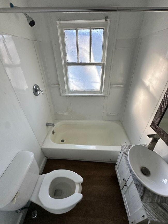 Building Photo - 3 bedroom 1 bath