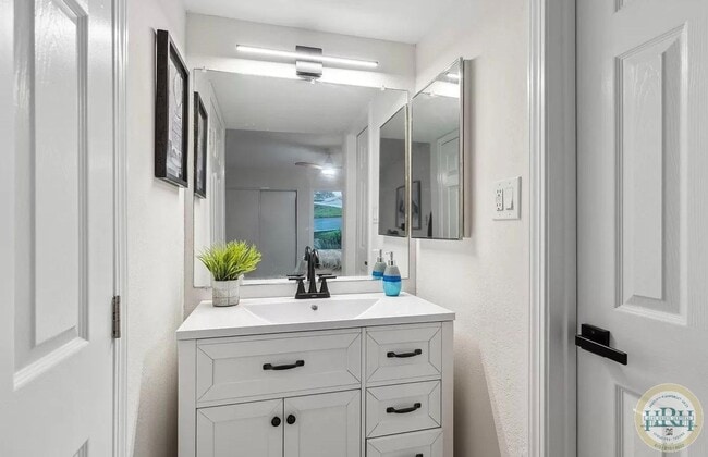 Building Photo - Fully Updated 2 BR | 1 BA Condo in Vallejo