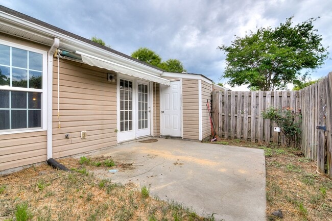 Building Photo - Updated 2 Bed 2 Bath Townhouse!