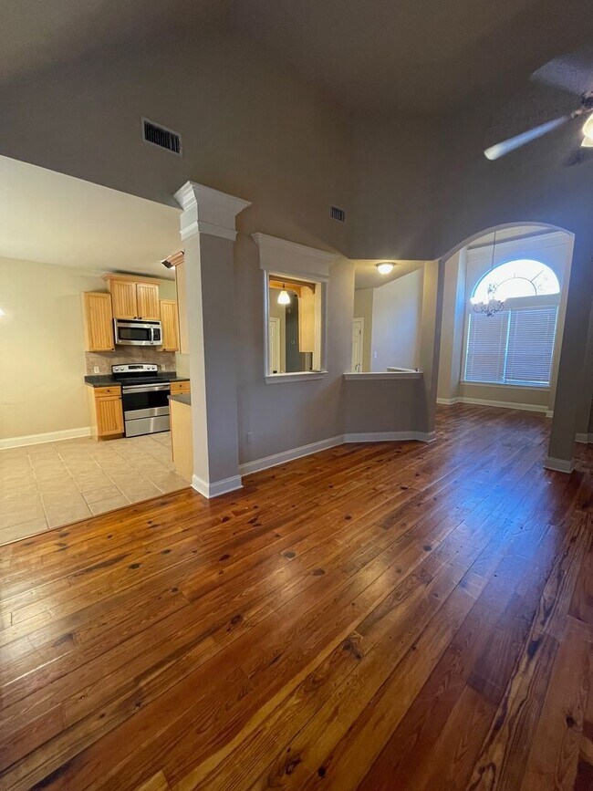 Building Photo - 3 BEDROOM HOUSE!