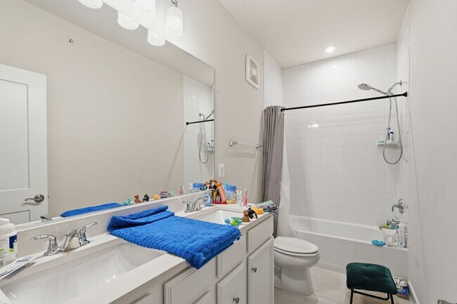 Building Photo - Perfectly positioned near the vibrant shopping and dining destination of One Loudoun, this reside...