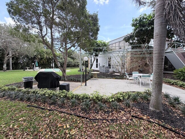 Building Photo - 1000 NE 14th Ave