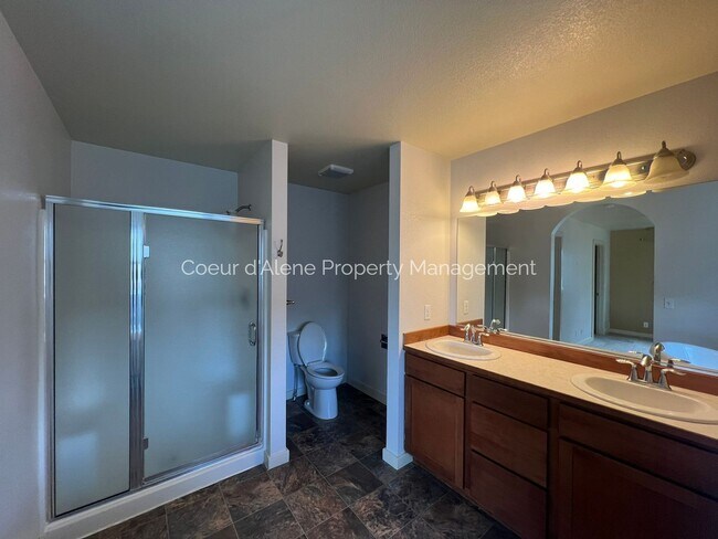 Building Photo - 3 bed house w/ family room in The Landings!