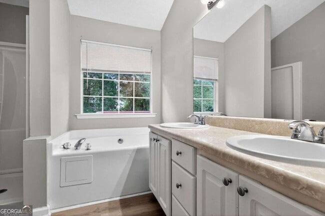 Building Photo - 5470 Twin Lakes Dr