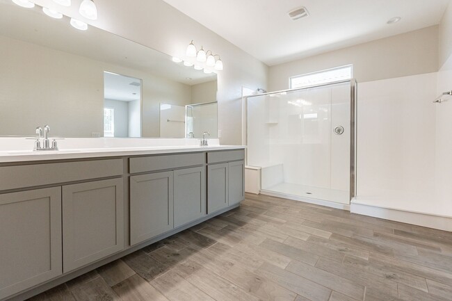 Building Photo - Beautiful and Spacious Single-Level Family...