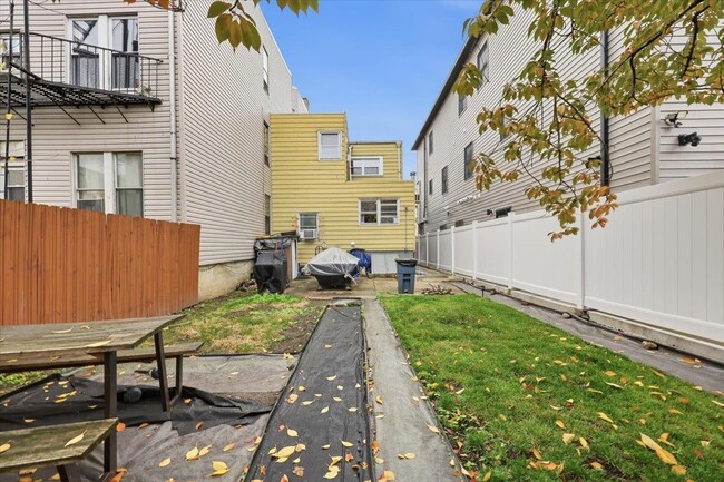 Building Photo - 132 Thorne St