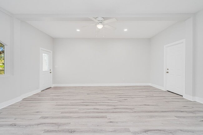Building Photo - Stunning Remodeled 3-Bedroom Home in Prime...