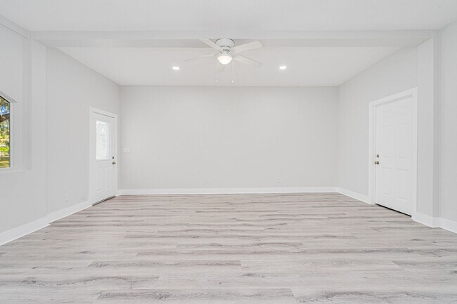 Building Photo - Stunning Remodeled 3-Bedroom Home in Prime Ormond Location