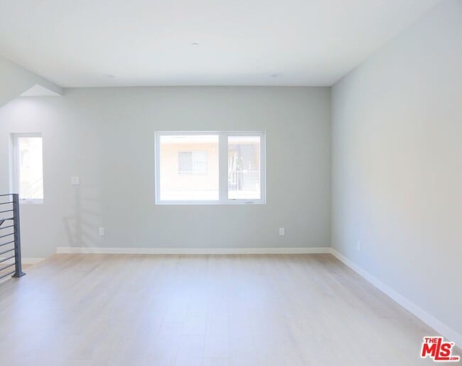 Building Photo - 1242 Beachwood Dr