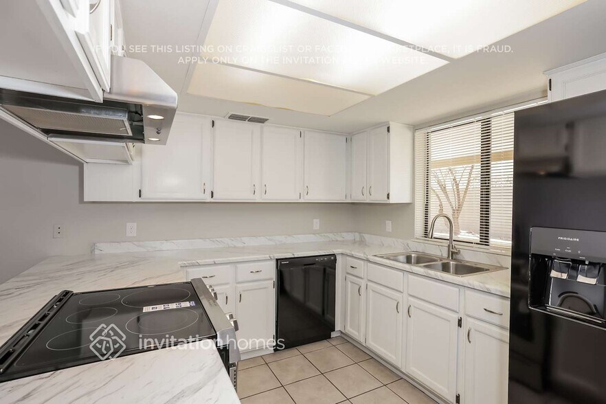Building Photo - 15230 N 19th Pl