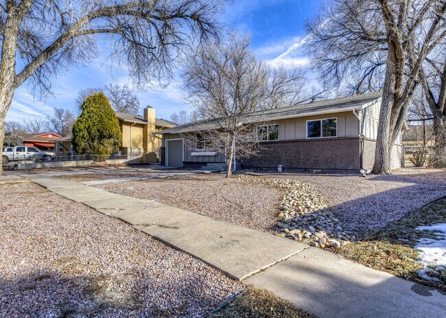 Building Photo - Newly Remodeled 5 Bed Home with Huge Yard