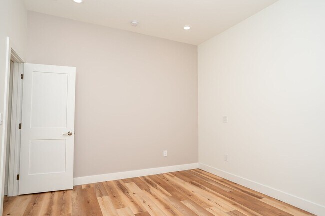 Building Photo - **  AVAILABLE AUGUST 2026  **  Beautiful Downtown Apartment with Private Rooftop Deck  Call to in...