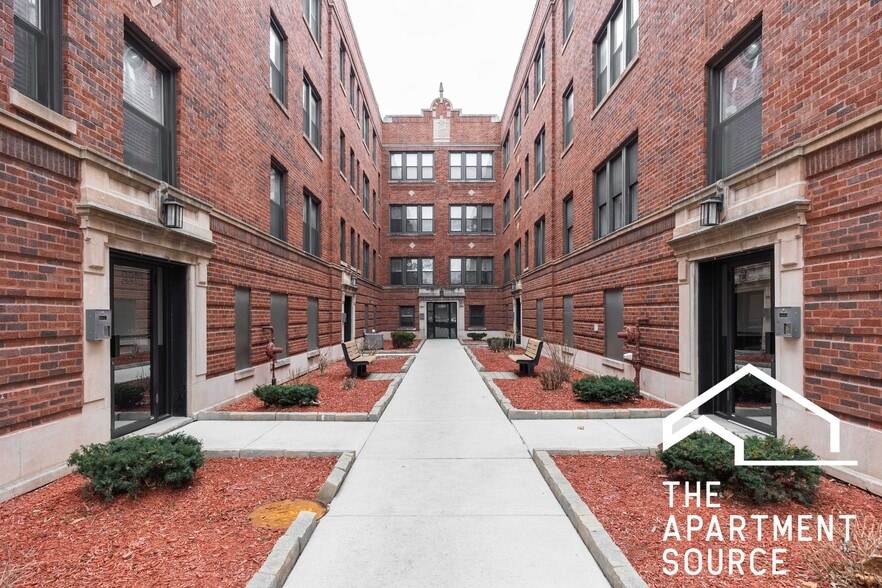 Building Photo - 2207 W Eastwood Ave