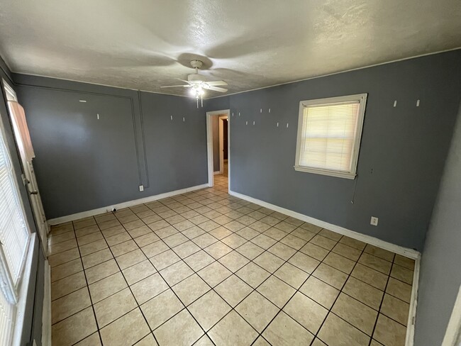 Building Photo - 817 W Marion St