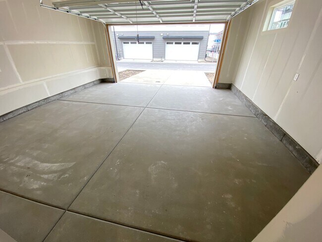 Building Photo - Newer Rockwell Ranch Townhome