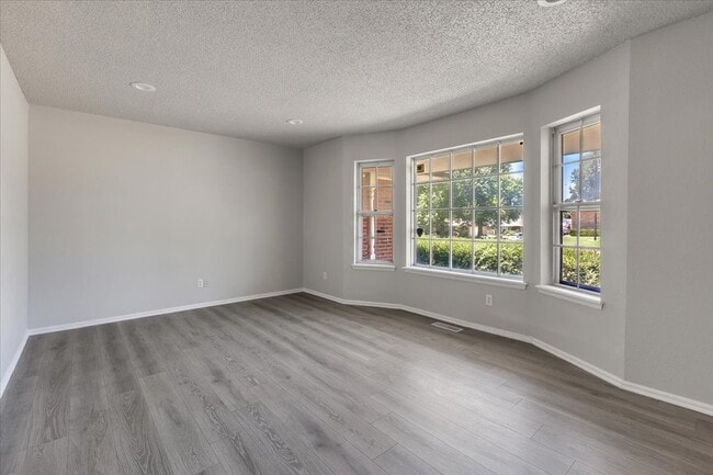 Building Photo - 3600 Sunvalley Dr