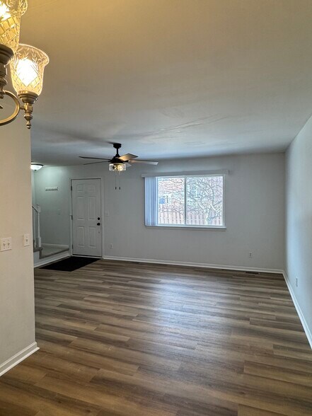 Building Photo - 28187 Raleigh Crescent Dr
