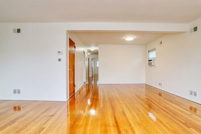 Building Photo - 502 Ave E