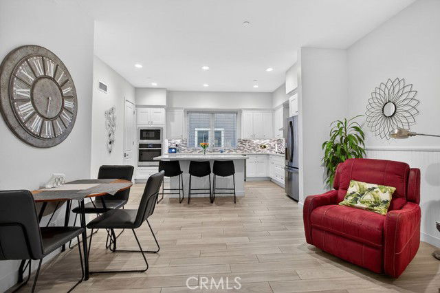 Building Photo - 985 Doheny Way