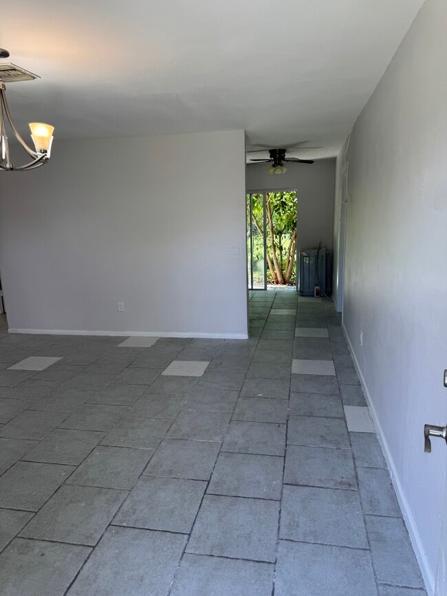 Building Photo - 2147 Laura Ln