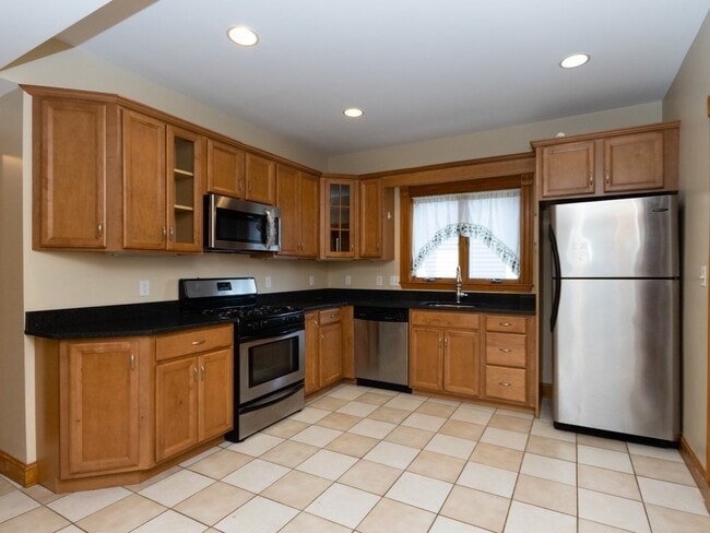 Building Photo - 92 King St