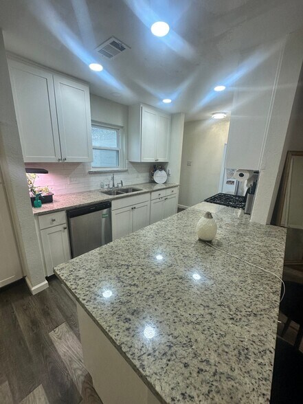 Building Photo - 3444 Kellogg Ave