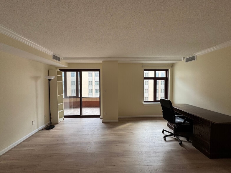 Livingroom - 2400 Clarendon Blvd