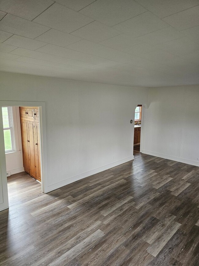 Building Photo - Country Living