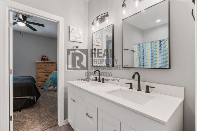 Building Photo - 286 Emily Ln